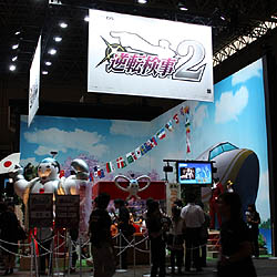 画像ギャラリー No.001のサムネイル画像 / ［TGS 2010］事件現場を再現したブースにて，御剣が新たに手にした技“ロジックチェス”をたっぷり満喫。「逆転検事2」プレイレポート