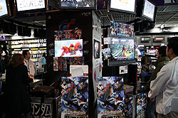 画像ギャラリー No.017のサムネイル画像 / 発売間近の「ガンダム無双3」店頭体験会にて，プロデューサーがトークとデモプレイを披露。「アニメでもリアル調の追及でもなく，ゲームだからできるガンダムの表現」