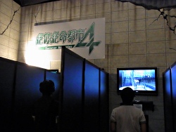 画像ギャラリー No.003のサムネイル画像 / ［TGS 2010］崩れゆく建物が3D立体視で人々に襲いかかる。「絶体絶命都市4 -Summer Memories-」プレイレポート