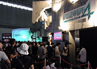 画像ギャラリー No.006のサムネイル画像 / ［TGS 2010］崩れゆく建物が3D立体視で人々に襲いかかる。「絶体絶命都市4 -Summer Memories-」プレイレポート