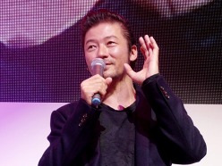 画像ギャラリー No.004のサムネイル画像 / ［TGS 2011］“Sexy & Bloody”なアクションゲーム「シャドウ オブ ザ ダムド」のスペシャルステージに，浅野忠信さんと我修院達也さんが登場