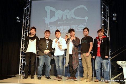 画像ギャラリー No.039のサムネイル画像 / 発売まであと1週間となった「DmC Devil May Cry」。DmCスタイリッシュ応援隊のスピードワゴンもゲスト出演した完成披露発表会をレポート