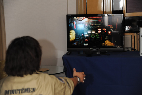 画像ギャラリー No.006のサムネイル画像 / ［TGS 2011］「重鉄騎」はゲームパッドとKinect両方を使って操作する!? コクピット内のボタンやレバーを操作する様子が格好良すぎるデモプレイを見てきた