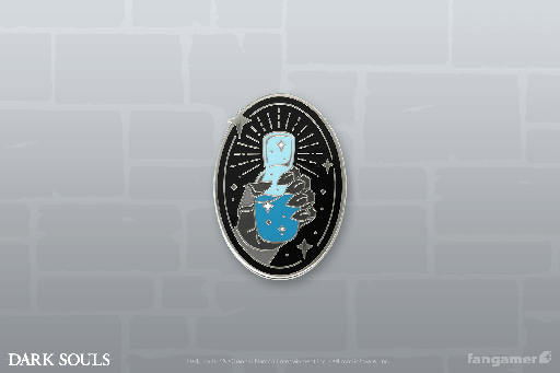 画像ギャラリー No.002のサムネイル画像 / 「DARK SOULS」のグッズ，“エストの灰瓶 ピンバッジ”と“上級騎士のレザーキーホルダー”が発売。レザーキーホルダーは「紋章の盾」がモチーフ
