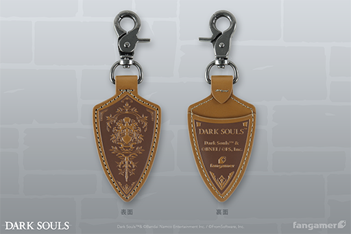 画像ギャラリー No.003のサムネイル画像 / 「DARK SOULS」のグッズ，“エストの灰瓶 ピンバッジ”と“上級騎士のレザーキーホルダー”が発売。レザーキーホルダーは「紋章の盾」がモチーフ