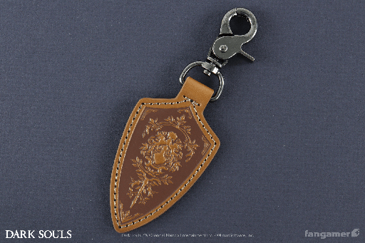 画像ギャラリー No.005のサムネイル画像 / 「DARK SOULS」のグッズ，“エストの灰瓶 ピンバッジ”と“上級騎士のレザーキーホルダー”が発売。レザーキーホルダーは「紋章の盾」がモチーフ