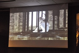 画像ギャラリー No.005のサムネイル画像 / 「ICO」での崩れる橋のシーンは，「この先も手を繋いでくださいね」というメッセージ。上田文人氏も登場した「ICO」「ワンダと巨像」プレミアムイベントをレポート