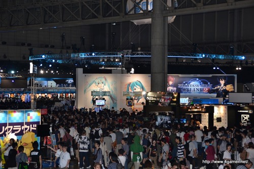 画像ギャラリー No.001のサムネイル画像 / ［TGS 2011］セガブースでは「ファンタシースターオンライン2」や「初音ミク Project DIVA extend＆mirai（仮）」が整理券方式を導入。どのタイトルも試遊台に長い列が