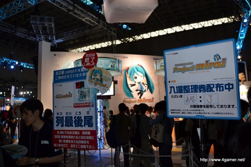 画像ギャラリー No.004のサムネイル画像 / ［TGS 2011］セガブースでは「ファンタシースターオンライン2」や「初音ミク Project DIVA extend＆mirai（仮）」が整理券方式を導入。どのタイトルも試遊台に長い列が