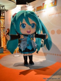 画像ギャラリー No.005のサムネイル画像 / ［TGS 2011］セガブースでは「ファンタシースターオンライン2」や「初音ミク Project DIVA extend＆mirai（仮）」が整理券方式を導入。どのタイトルも試遊台に長い列が