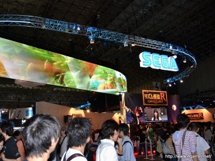 画像ギャラリー No.008のサムネイル画像 / ［TGS 2011］セガブースでは「ファンタシースターオンライン2」や「初音ミク Project DIVA extend＆mirai（仮）」が整理券方式を導入。どのタイトルも試遊台に長い列が