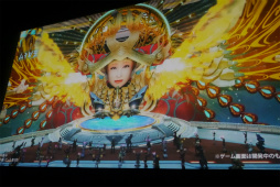 画像ギャラリー No.019のサムネイル画像 / 「PSO2」に小林幸子さんが降臨,メガ幸子と共にフェニックスに乗ってバーチャルライブを披露する。都内で行われた「地球親善大使 就任式」レポート