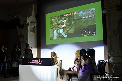 画像ギャラリー No.035のサムネイル画像 / レベッカのスペシャルコスチュームは白いメイド服? 「バイオハザード ザ・マーセナリーズ 3D」発売記念イベントで,“サムライエッジ”やファントムのアパレル商品復刻も発表