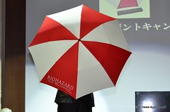 画像ギャラリー No.046のサムネイル画像 / レベッカのスペシャルコスチュームは白いメイド服? 「バイオハザード ザ・マーセナリーズ 3D」発売記念イベントで,“サムライエッジ”やファントムのアパレル商品復刻も発表