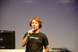 画像ギャラリー No.002のサムネイル画像 / ［TGS 2011］「バイオハザード15周年記念ステージ」にジル・バレンタイン姿の紗綾さんが登場。さらに鈴木史朗さんが「ザ・マーセナリーズ」のスコアアタックに挑戦