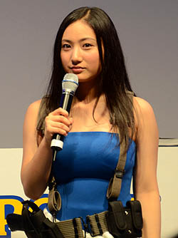 画像ギャラリー No.006のサムネイル画像 / ［TGS 2011］「バイオハザード15周年記念ステージ」にジル・バレンタイン姿の紗綾さんが登場。さらに鈴木史朗さんが「ザ・マーセナリーズ」のスコアアタックに挑戦