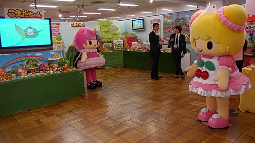 画像ギャラリー No.001のサムネイル画像 / 新作オンラインカードゲーム「Code Colle」など，気になるアイテムがずらり。「2012 タカラトミーグループ新春商談会」レポート