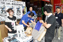 画像ギャラリー No.010のサムネイル画像 / ファンの声が多ければ据え置き機版の開発をスタート!? 御影良衛氏も駆けつけたPSP用ソフト「ブラック★ロックシューター THE GAME」発売記念抽選会レポート