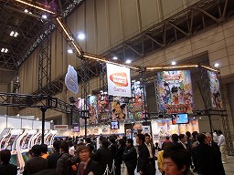 画像ギャラリー No.049のサムネイル画像 / [AOU2011]人造人間18号とナッパの戦いぶりをチェック。バンダイナムコゲームスブース＆「ドラゴンボール ZENKAIバトルロイヤル」ステージレポート