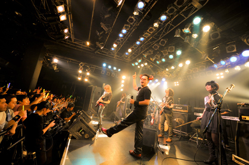 画像ギャラリー No.001のサムネイル画像 / 今年最後の公演となった「Falcom jdk BAND 2011 X'mas Live in YOKOHAMA BAY HALL」ライブレポート
