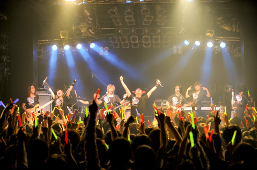 画像ギャラリー No.002のサムネイル画像 / 今年最後の公演となった「Falcom jdk BAND 2011 X'mas Live in YOKOHAMA BAY HALL」ライブレポート