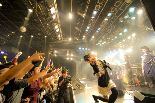 画像ギャラリー No.004のサムネイル画像 / 今年最後の公演となった「Falcom jdk BAND 2011 X'mas Live in YOKOHAMA BAY HALL」ライブレポート