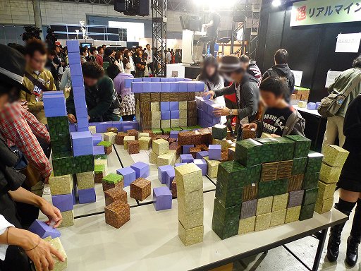 画像ギャラリー No.002のサムネイル画像 / 【超会議2】「Minecraft」の世界をリアルで再現？　ブロックを好き勝手に組み上げられる「超リアルマインクラフト」コーナー