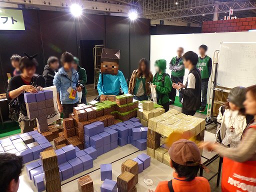 画像ギャラリー No.005のサムネイル画像 / 【超会議2】「Minecraft」の世界をリアルで再現？　ブロックを好き勝手に組み上げられる「超リアルマインクラフト」コーナー