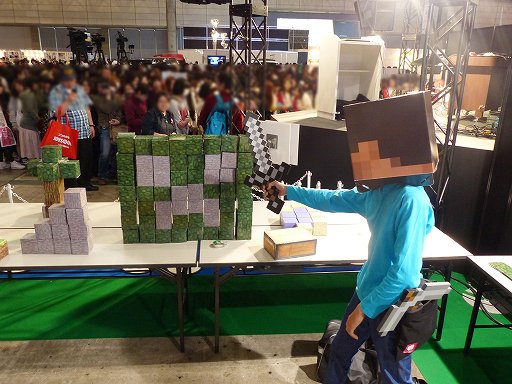 画像ギャラリー No.006のサムネイル画像 / 【超会議2】「Minecraft」の世界をリアルで再現？　ブロックを好き勝手に組み上げられる「超リアルマインクラフト」コーナー
