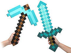 「Minecraft」の主人公になりきれる「ダイヤモンドフォームソード」「ダイヤモンドフォームピッケル」が，イオンとトイザらスで11月下旬より販売へ
