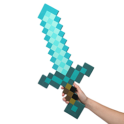 画像ギャラリー No.002のサムネイル画像 / 「Minecraft」の主人公になりきれる「ダイヤモンドフォームソード」「ダイヤモンドフォームピッケル」が，イオンとトイザらスで11月下旬より販売へ