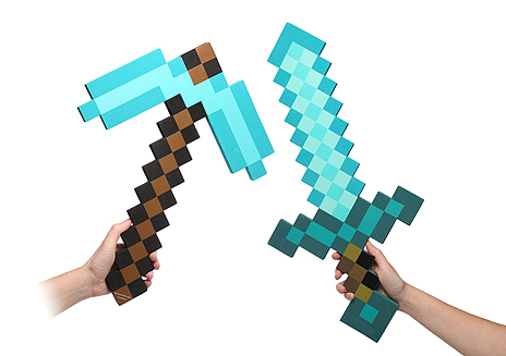画像ギャラリー No.004のサムネイル画像 / 「Minecraft」の主人公になりきれる「ダイヤモンドフォームソード」「ダイヤモンドフォームピッケル」が，イオンとトイザらスで11月下旬より販売へ