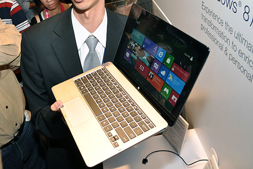 画像ギャラリー No.004のサムネイル画像 / ［COMPUTEX］ASUS，天板部にも液晶パネルを搭載するノートPC「ASUS TAICHI」発表