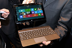 画像ギャラリー No.008のサムネイル画像 / ［COMPUTEX］ASUS，天板部にも液晶パネルを搭載するノートPC「ASUS TAICHI」発表