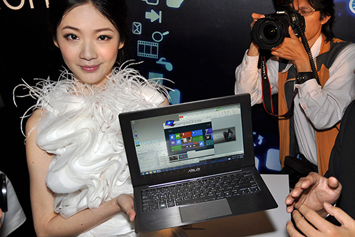 画像ギャラリー No.011のサムネイル画像 / ［COMPUTEX］ASUS，天板部にも液晶パネルを搭載するノートPC「ASUS TAICHI」発表