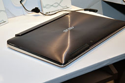 画像ギャラリー No.025のサムネイル画像 / ［COMPUTEX］ASUS，天板部にも液晶パネルを搭載するノートPC「ASUS TAICHI」発表