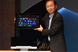 画像ギャラリー No.028のサムネイル画像 / ［COMPUTEX］ASUS，天板部にも液晶パネルを搭載するノートPC「ASUS TAICHI」発表