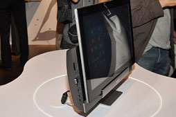 画像ギャラリー No.030のサムネイル画像 / ［COMPUTEX］ASUS，天板部にも液晶パネルを搭載するノートPC「ASUS TAICHI」発表