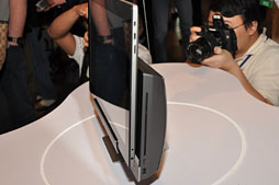 画像ギャラリー No.031のサムネイル画像 / ［COMPUTEX］ASUS，天板部にも液晶パネルを搭載するノートPC「ASUS TAICHI」発表