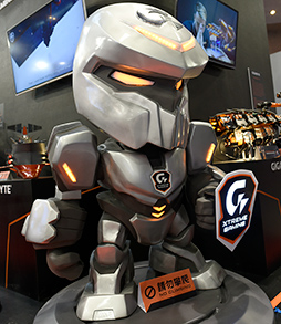 画像ギャラリー No.002のサムネイル画像 / ［COMPUTEX］GIGABYTE独自のGTX 1080カード，注目は搭載クーラーの「重なった3連ファン」