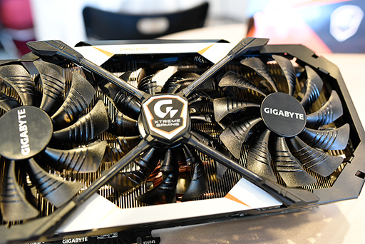 画像ギャラリー No.006のサムネイル画像 / ［COMPUTEX］GIGABYTE独自のGTX 1080カード，注目は搭載クーラーの「重なった3連ファン」