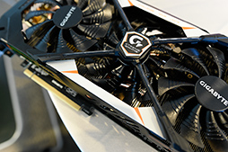 画像ギャラリー No.010のサムネイル画像 / ［COMPUTEX］GIGABYTE独自のGTX 1080カード，注目は搭載クーラーの「重なった3連ファン」