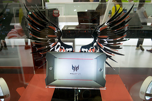 画像ギャラリー No.002のサムネイル画像 / ［COMPUTEX］奇抜なデザインのAcer製ゲーマー向けタブレット「Predator 8」を写真でチェック。発売は2015年末の予定