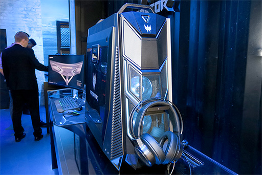 画像ギャラリー No.002のサムネイル画像 / Acerのド派手なゲームPC「Predator Orion 9000」を写真でチェック。重量は15kgあれど,持ち運びは簡単!?