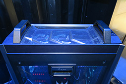 画像ギャラリー No.006のサムネイル画像 / Acerのド派手なゲームPC「Predator Orion 9000」を写真でチェック。重量は15kgあれど,持ち運びは簡単!?