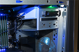 画像ギャラリー No.013のサムネイル画像 / Acerのド派手なゲームPC「Predator Orion 9000」を写真でチェック。重量は15kgあれど,持ち運びは簡単!?