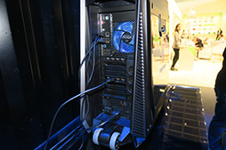 画像ギャラリー No.015のサムネイル画像 / Acerのド派手なゲームPC「Predator Orion 9000」を写真でチェック。重量は15kgあれど,持ち運びは簡単!?