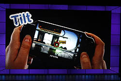 画像ギャラリー No.041のサムネイル画像 / ［E3 2011］「PlayStation Vita」をさっそく触ってみた！ 触り心地や操作感，有機ELパネルの見やすさはいかに？ 「Uncharted」など計5タイトルのインプレッションと共にがっつりレポート