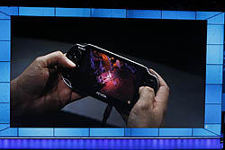 画像ギャラリー No.047のサムネイル画像 / ［E3 2011］「PlayStation Vita」をさっそく触ってみた！ 触り心地や操作感，有機ELパネルの見やすさはいかに？ 「Uncharted」など計5タイトルのインプレッションと共にがっつりレポート