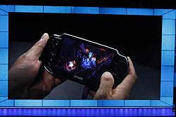 画像ギャラリー No.048のサムネイル画像 / ［E3 2011］「PlayStation Vita」をさっそく触ってみた！ 触り心地や操作感，有機ELパネルの見やすさはいかに？ 「Uncharted」など計5タイトルのインプレッションと共にがっつりレポート